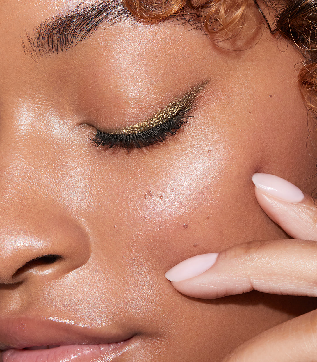 Hannah wears Continuum Gel Eyeliner in Gamma Ray