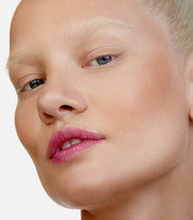 Lili Wears Skin Mimetic Microsuede Bronzer in Aura