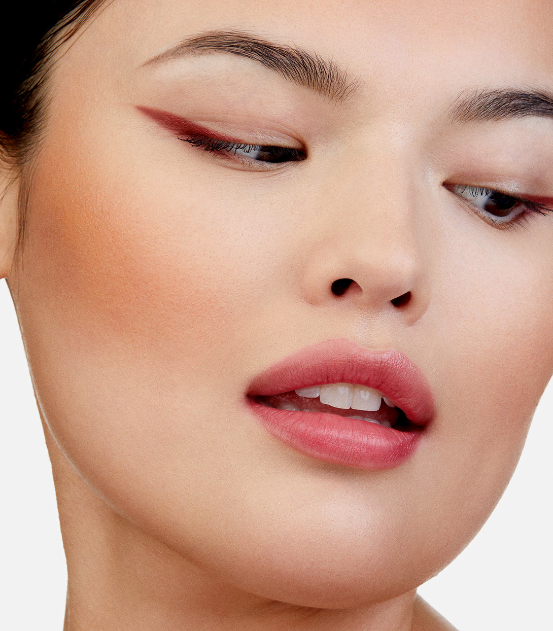 Alicia Wears Skin Mimetic Microsuede Bronzer in Lunar