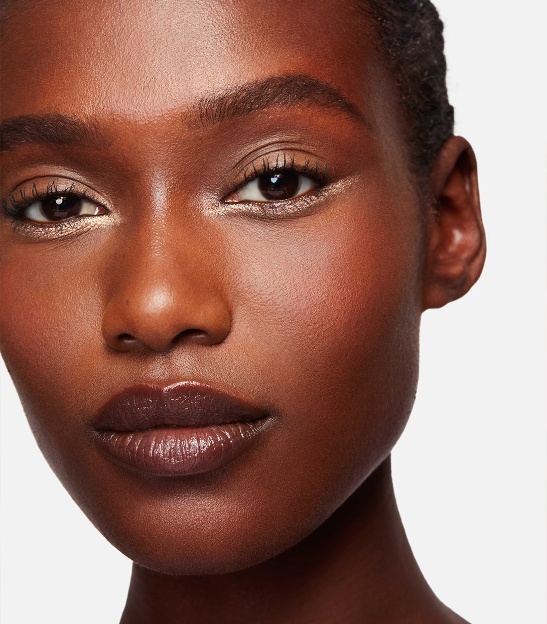 Essence wears Continuum Gel Eyeliner in Halo